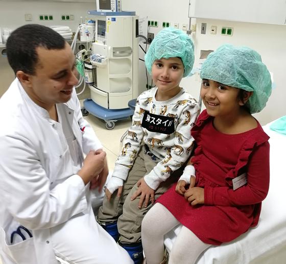 Dr. Kai Breuling, Oberarzt in der Kinderchirurgie Schwabing, erklärt den Kindern was nach einer Brandverletzung im Krankenhaus passiert. Foto: München Klinik