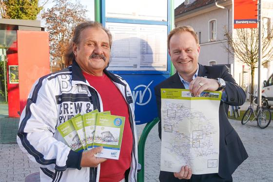 Bitte einsteigen: Landrat Robert Niedergesäß und Henry Rüstow vom Landratsamt mit dem neuen Regionalfahrplan am Bahnhof in Ebersberg. Foto: LRA