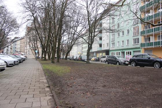 Auf dieser Freifläche zwischen Eduard-Schmid-Straße und Sommerstraße sollen drei Sitzbänke aufgestellt werden, fordert der Bezirksausschuss Au-Haidhausen. Foto: bs