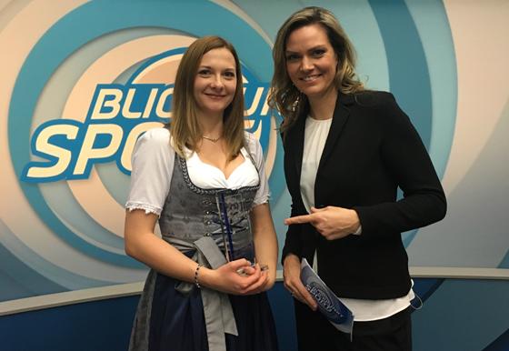 Anna Bergmoser vom TSV Eching (links) mit BR-Moderatorin Julia Scharf. Foto: Bayerischer Fußball-Verband