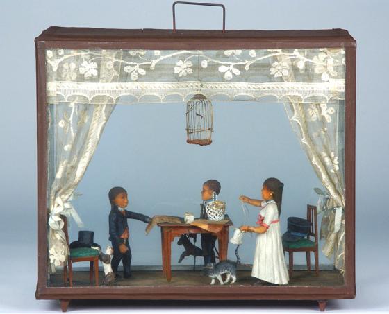Kunstwerk des Monats Dezember 2018: Die drei Kinder der Familie Weber im Schaukasten, Magdeburg um 1825/30, ausgestellt in Saal 131. Foto: © Bayerisches Nationalmuseum München