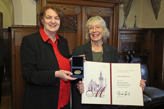 Ulrike Dissmann (r.) erhielt die Auszeichnung von Münchens Bürgermeisterin Christine Stobl. Foto: Michael Nagy/Presseamt München