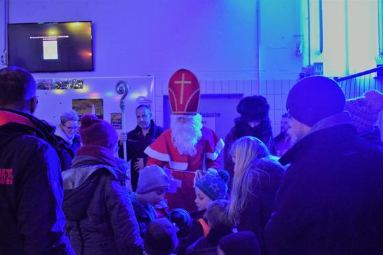 Der Nikolaus kam mit Blaulicht nach Harthausen. Foto: Privat