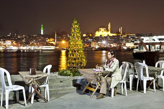 Ost meets West: Weihnachtsbaum aus Sodaflaschen in Istanbul. Foto: Tacettin Ulas, © Manzara Istanbul
