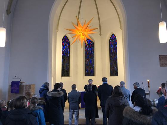 Gottesdienst am 1. Advent mit dem Herrnhuter Stern in der St.-Paulus-Kirche. Foto: oh