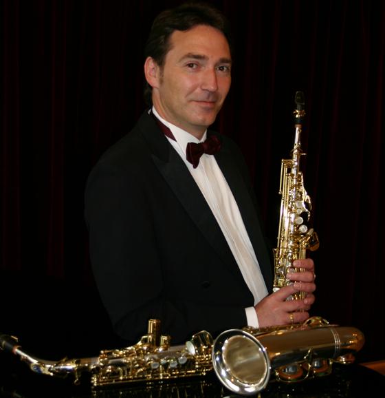 Hermann Rid begleitet das Silversterkonzert in der Christophoruskirche auf seinem Saxophon. Foto: VA