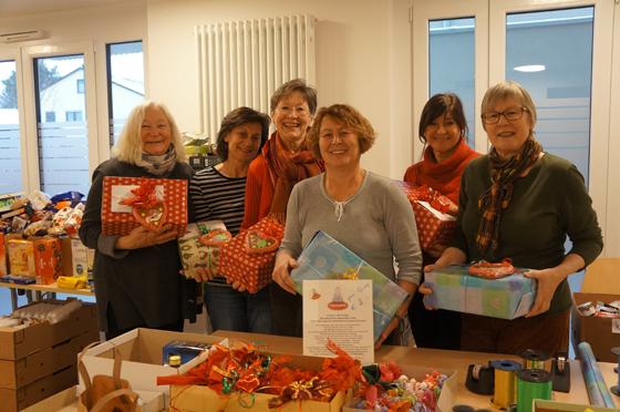 Die fleißigen Helferinnen packten für die Frauen im Karla 51 fleißig Weihnachtspäckchen. Foto: Heike Woschee