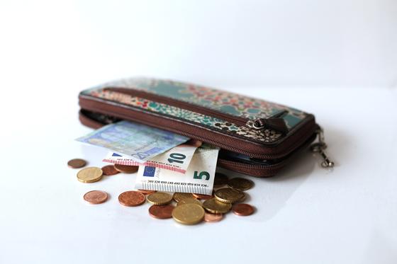 Mehr Geld im Portemonnaie: Der Bezirk Oberbayern stockt die Regelsätze der Sozialhilfe für die Stadt und den Landkreis München auf. Foto: ptra, CC0