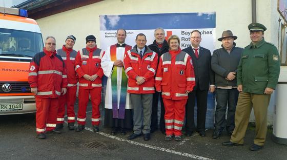 Bei der Indienststellung des Helfers vor Ort am 21. Dezember 2013 gab Pfarrer Markus Brunner (Vierter von links) den Segen für das Einsatzfahrzeug. Foto: BRK Ismaning