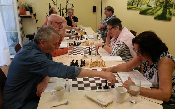 Geistig fit bleiben, neue Kontakte knüpfen: beim Schachkurs für Einsteiger im ASZ. Foto: Münchner Schachstiftung