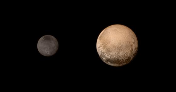 Pluto (rechts) und sein Mond Charon, Aufnahme von New Horizons. Foto: gemeinfrei