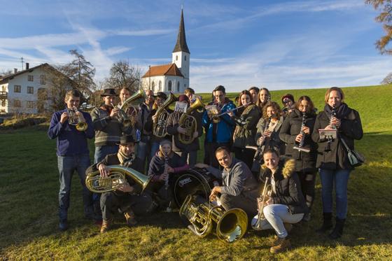 Die Steinhöringer Blasmusik zieht am 6. Januar durchs Dorf und wünscht so musikalisch einen guten Start ins neue Jahr. Foto: VA