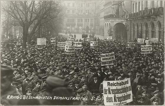 Demonstration der Kriegsbeschädigten und ehemaligen Kriegsteilnehmer auf dem Promenadeplatz am 5. Januar 1919. Foto: Heinrich Hoffmann