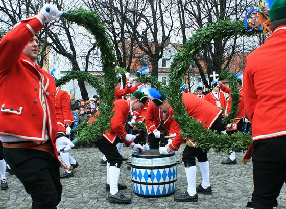 Am 12. Januar tanzen die Schäffler in Grünwald, am 13. und am 31. Januar werden sie dann in Harlaching zu Gast sein. Das Spektakel sollte man sich nicht entgehen lassen, denn es gibt es nur alle sieben Jahre zu sehen. F: Schäffler