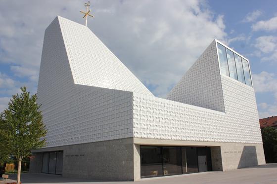 Im Juni 2018 eingeweiht: Die katholische Kirche Seliger Rupert Mayer in Poing. Foto: bs