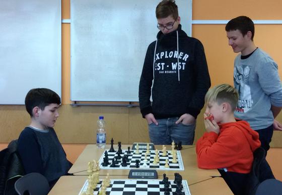 Schach  und matt? Poinger Schüler bewiesen ihr Talent bei zwei Turnieren im Gymnasium Kirchheim. Foto: Christina P. Tarnikas