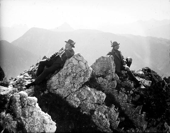 Damals wie heute: Die Bergbegeisterung der Bayern ist auch 150 Jahre nach der Alpenvereinsgründung ungebremst. Foto: Archiv des DAV, München