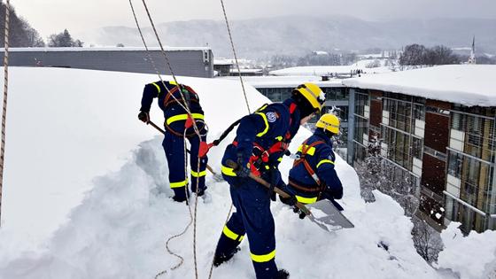 Schneemassen in und um München: Die Dächer eines Krankenhauses wurden präventiv geräumt. Foto: THW