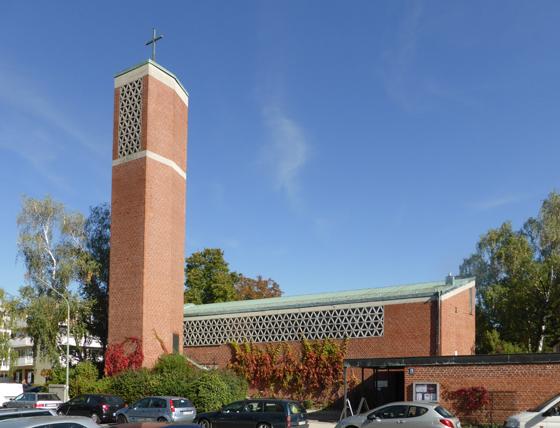 Die Offenbarungskirche (Foto) und die Rogatekirche bilden seit 1. Dezember 2018 die neue evangelische Kirchengemeinde Sophie Scholl. Foto: Aisano, CC BY-SA 3.0