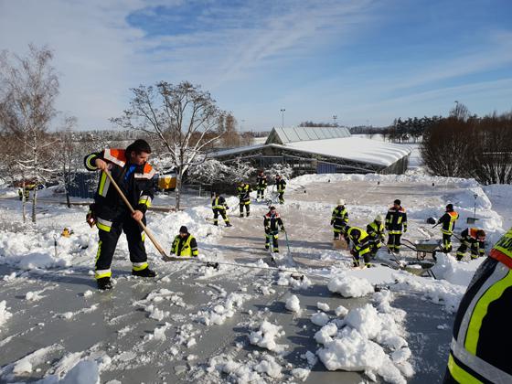 Die Sauerlacher Feuerwehr beim Räumen von Schule und Mehrzweckhalle. Foto: LRA München