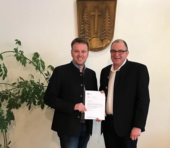 Bürgermeister Rupert Ostermair (li) und Peter Reisinger Regionalleiter Bayern von Deutsche Glasfaser (re). Foto: Deutsche Glasfaser
