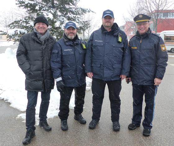 Von links: Bürgermeister Albert Hingerl, die Sicherheitswachtmitglieder Fierro und von Schwarzer sowie der Leiter der Polizeiinspektion Poing, Polizeirat Helmut Hintereder. Foto: PI Poing