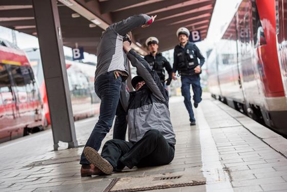 Am Mittwochnachmittag (16. Januar) ging ein 41-Jähriger am Bahnsteig Grafing Stadt auf den neuen Freund seiner 26-Jährigen Exfreundin los. Symbolbild: Bundespolizei