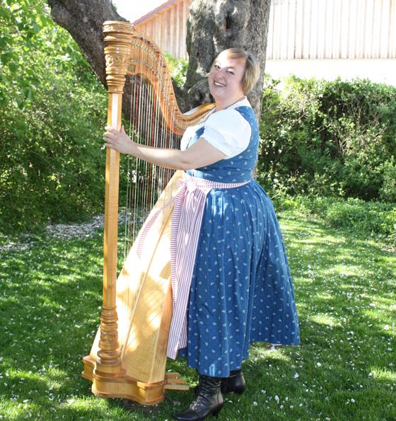 Elisabeth Grandl zählt zu den bekanntesten Harfenistinnen in der traditionellen Volksmusik. Foto: VA