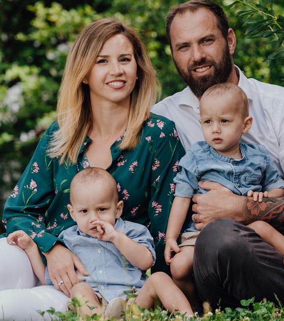 Ein Bild aus glücklichen, gesunden Tagen: Julia Gasser, ihr Mann Michael und die beiden Zwillinge Matteo und David. Alle hoffen darauf, dass ein passender Stammzellenspender gefunden wird. Foto: VA