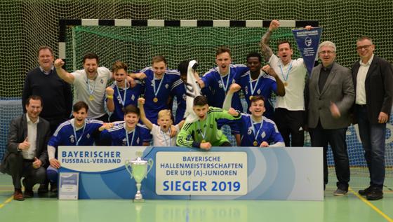 Die U19 des FC Deisenhofen gewinnt die Bayerische Hallenmeisterschaft in Regensburg. Erst im Siebenmeterschießen gelang der finale Sieg. Foto: BFV