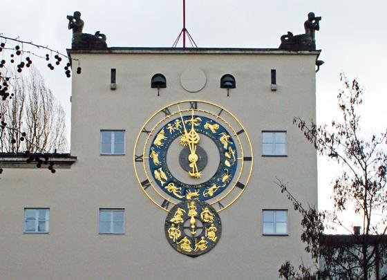 Die Astronomische Uhr über der Durchfahrt zur Zenneckbrücke. Foto: Deutsches Museum