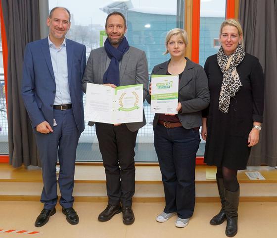Von Links: Michael Weckesser (Siemens), Florian Kaiser (IHK), Kerstin Curkovic (KiTa-Leiterin) und Christine Albiez (AWO München). Foto: oh