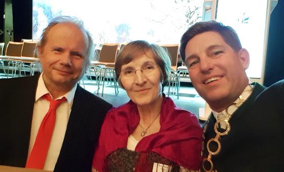Bürgermeister Ullrich Sander (r.) mit den beiden verdient geehrten Taufkirchnern (v.l.) Musikschulleiter Claus Blank und Eva-Maria Fink von der Nachbarschaftshilfe. Foto: VA