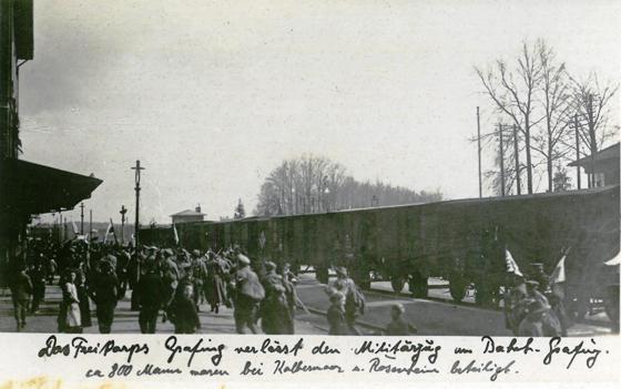 Rückkehr der Grafinger Freikorpsler am 4. Mai 1919 aus Aibling und Kolbermoor mit dem Militärzug in Grafing-Bahnhof. Foto: Max Oswald