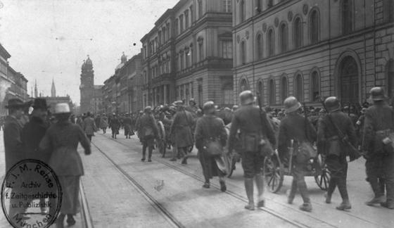 Freikorps und Reichstruppen beim Einzug durch München auf der Ludwigstraße. Bundesarchiv, CC-BY-SA 3.0