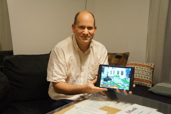 Der Holzkirchner Ruben Brown hat das Spiel "Holzkiland" entwickelt. Er hofft, dass viele sein Spiel nicht nur spielen, sondern sich auch rücksichtsvoller im Verkehr benehmen. Foto: hw