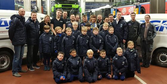 Die F 3-Junioren TSV Poing mit Trainern, AGK Manager Christian Gschwendtner und Firmenmitarbeiter. Foto: privat