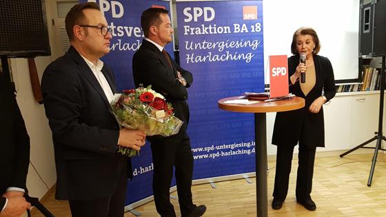 Die Harlachinger Bügerin Gisela Rockola berichtete auf dem Jahrsempfang der SPD über die Arbeit von "Inside@school", wofür sie vom Vorsitzenden des SPD in Harlaching, Michael Sporrer (l.) und dem Generalsekretär der Bayern SPD, Uli Grötsch geehrt wurde. F
