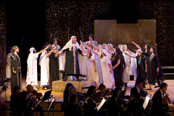 Nabucco wird meist mit dem Chor der Gefangenen verbunden. Die Oper erzählt eine Geschichte von Unterdrückung und Freiheitskampf  ein Thema, das die Italiener im 19. Jahrhundert mit Blick auf ihre eigene Situation euphorisch aufnahmen. Foto: Christian Rud
