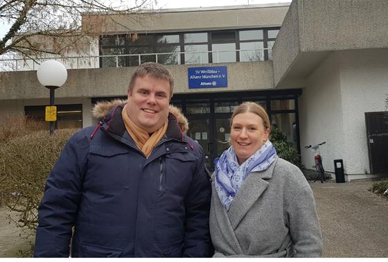 Dorothea Wiepcke und Patric Wolf vor dem Vereinsheim SV Weißblau Allianz, wo die Versammlung stattfand. Foto: CSU