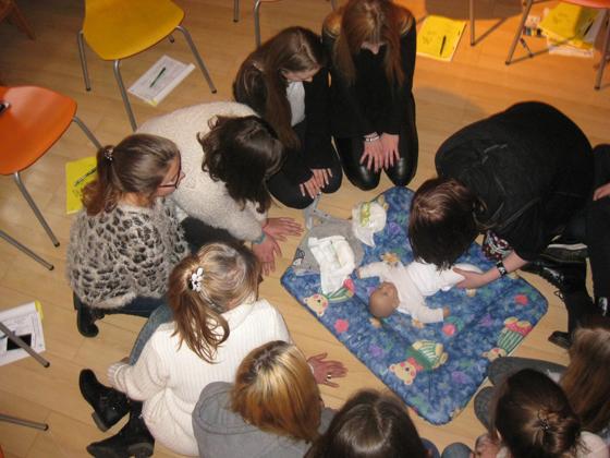 Mit großer Begeisterung nahmen die Mädchen am Babysitterkurs teil. Foto: privat