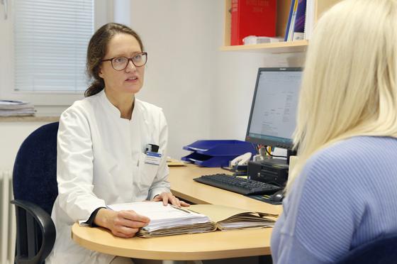 Prof. Angela Krackhardt im Gespräch mit einer Patientin. Foto: M.Stobrawe, Klinikum rechts der Isar