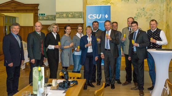 Beim CSU-Neujahrsempfang waren viele wichtige Politiker, unter anderem Landrat Christop Göbel, (3. v. r. ), MdB Florian Hahn (6. v. r.) und Bürgermeisterin Ursula Mayer (Bildmitte) zu Gast. Foto: VA