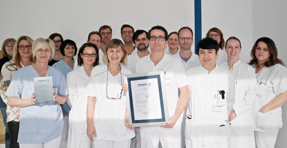 Das Team der Nephrologie in der München Klinik Harlaching freut sich gemeinsam über das Zertifikat. Rechts: Prof. Dr. Clemens Cohen, Chefarzt der Klinik für Nieren-, Hochdruck- und Rheumaerkrankungen. F: München Klinik