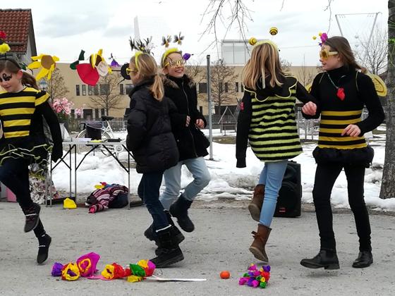 Poinger Schüler warben als tanzende Bienen verkleidet für das Volksbegehren. Foto: Corinne Schindlbeck