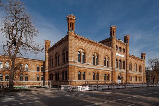 Das historische Zeughaus in der Lothstraße 17 (erbaut 1861-65) ist das neue Domizil der Fakultät für Design der Hochschule München. Foto: Franz Schmid
