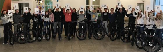 Schulleiterin Barbara Knopp und Konrektor Ulrich Gierer und Schülerinnen und Schüler der „WIBA MTB AG“ bedanken sich bei der Übergabe der neuen Mountainbikes bei den Stifterinnen. Foto: Schule