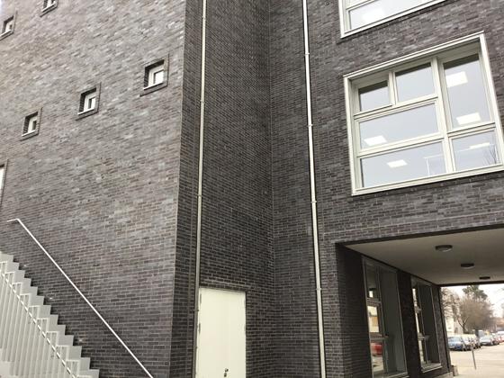 Das Gebäude an der Baubergerstraße wurde für die MVHS eigens gebaut und wird wegen des Kursprogramms und seiner besonderen Architektur mit Klinkerfassade und verschachtelten Fensterquadern als „Schatzkästchen“ bezeichnet. Foto: Daniel Mielcarek