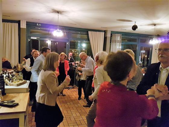 Beim Auftakt zu 50 Jahr SPD-Ortsverband Höhenkirchen-Siegertsbrunn wurde kräftig das Tanzbein geschwungen. Foto: SPD