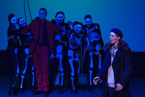 Vier Waldorfklassen bringen den "Faust" auf die Theaterbühne der Rudolf-Steiner-Schule in Ismaning. Unser Bild stammt aus der Tragödie zweiter Teil. Foto: Florian Flade